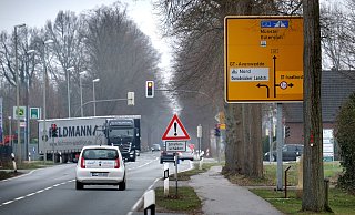 Von Dienstag (6.4.) bis voraussichtlich Mitte Mai muss die B61, Berliner Straße im Kreuzungsbereich der Haller Straße und Osnabrücker Landstraße gesperrt werden. Die Durchfahrt Richtung Bielefeld ist auf diesem Wege dann nicht möglich. - Andreas Frücht Von Dienstag (6.4.) bis voraussichtlich Mitte Mai muss die B61, Berliner Straße im Kreuzungsbereich der Haller Straße und Osnabrücker Landstraße gesperrt werden. Die Durchfahrt Richtung Bielefeld ist auf diesem Wege dann nicht möglich. - Andreas Frücht