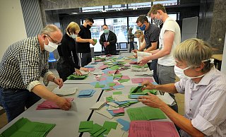 Auszählen der Kommunalwahl 2020 im Gütersloher Rathaus. Bei der Prüfung der Niederschriften stießen die Prüfer im Kreishaus an einigen Stellen auf Unstimmigkeiten und forschten noch einmal nach. - Andreas Frücht Auszählen der Kommunalwahl 2020 im Gütersloher Rathaus. Bei der Prüfung der Niederschriften stießen die Prüfer im Kreishaus an einigen Stellen auf Unstimmigkeiten und forschten noch einmal nach. - Andreas Frücht