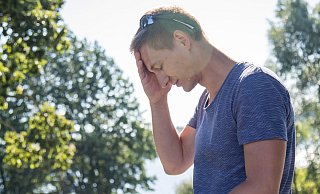Zu viel Sonne, das kann für den Körper gefährlich werden. Im Kreis Herford kamen schon so einige Notfälle diese Woche ins Krankenhaus. - dpa-tmn Zu viel Sonne, das kann für den Körper gefährlich werden. Im Kreis Herford kamen schon so einige Notfälle diese Woche ins Krankenhaus. - dpa-tmn