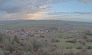 Blauer Himmel und dunkle Wolken. Der Blick vom Lattbergturm in Richtung Entrup, Bredenborn und Holzhausen, wie er auf panorama.entrup.info zu sehen ist. - Lattbergturm-Webcam Blauer Himmel und dunkle Wolken. Der Blick vom Lattbergturm in Richtung Entrup, Bredenborn und Holzhausen, wie er auf panorama.entrup.info zu sehen ist. - Lattbergturm-Webcam