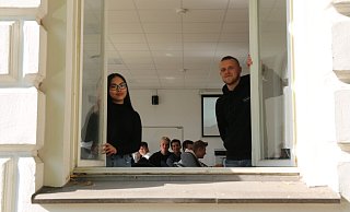 Thuy Trang und Leon Ohm stehen hier am Fenster eines Klassenraums am Berufskolleg. Im vergangenen Winter standen die Fenster an allen Schulen alle 20 Minuten offen. - Lena Kley (Archivfoto) Thuy Trang und Leon Ohm stehen hier am Fenster eines Klassenraums am Berufskolleg. Im vergangenen Winter standen die Fenster an allen Schulen alle 20 Minuten offen. - Lena Kley (Archivfoto)