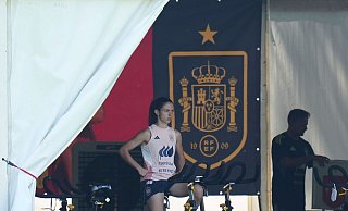 Weltfußballerin Aitana Bonmati ist in Lausanne eingetroffen - und strampelt auf einem Fahrrad-Ergometer in die Pedale. - Alessandra Tarantino/AP/dpa Weltfußballerin Aitana Bonmati ist in Lausanne eingetroffen - und strampelt auf einem Fahrrad-Ergometer in die Pedale. - Alessandra Tarantino/AP/dpa