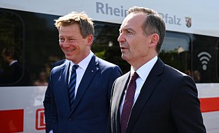 Verkehrsminister Volker Wissing (rechts) und Richard Lutz, Vorstandsvorsitzender der Deutschen Bahn (DB). - Arne Dedert/dpa Verkehrsminister Volker Wissing (rechts) und Richard Lutz, Vorstandsvorsitzender der Deutschen Bahn (DB). - Arne Dedert/dpa