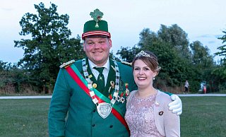 Freude pur: Der neue Sander Schützenkönig Philipp Berkemeier mit seiner Königin Alina Lempart. - Schützen Sande Freude pur: Der neue Sander Schützenkönig Philipp Berkemeier mit seiner Königin Alina Lempart. - Schützen Sande