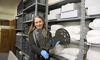 Museumsleiterin Sonja Voss mit einem Wetterhahn von 1727. Bis jetzt ist nicht ganz klar, wo der mal gesessen hat. - Judith Gladow Museumsleiterin Sonja Voss mit einem Wetterhahn von 1727. Bis jetzt ist nicht ganz klar, wo der mal gesessen hat. - Judith Gladow