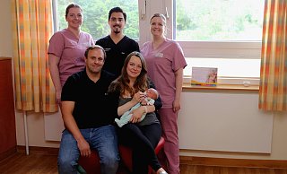 Niklas ist das 555. Baby, das in diesem Jahr im St. Ansgar Krankenhaus in Höxter zur Welt gekommen ist (hinten v.l.)): Hebamme Antonia Spieker, Assistenzarzt Frauenklinik Alberto Jaime Plancarte und Teamleitung Viktoria Weber und (vorne, v.l.) Vater Mathias und Mutter Jaqueline mit Niklas. - KHWE Niklas ist das 555. Baby, das in diesem Jahr im St. Ansgar Krankenhaus in Höxter zur Welt gekommen ist (hinten v.l.)): Hebamme Antonia Spieker, Assistenzarzt Frauenklinik Alberto Jaime Plancarte und Teamleitung Viktoria Weber und (vorne, v.l.) Vater Mathias und Mutter Jaqueline mit Niklas. - KHWE