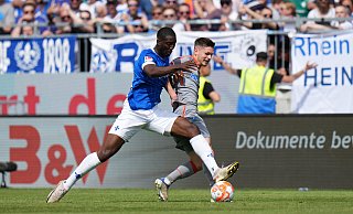 Darmstadts Patric Pfeiffer (l.) und Paderborns Florent Muslija kämpfen um den Ball. - picture alliance/dpa Darmstadts Patric Pfeiffer (l.) und Paderborns Florent Muslija kämpfen um den Ball. - picture alliance/dpa