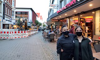 Janine Zimmermann und Betül Yazan sind Kassierinnen der "Backfactory" im Gehrenberg, vor der jetzt durch eine Baustelle ein Engpass entstanden ist. - Frank-Michael Kiel-Steinkamp Janine Zimmermann und Betül Yazan sind Kassierinnen der "Backfactory" im Gehrenberg, vor der jetzt durch eine Baustelle ein Engpass entstanden ist. - Frank-Michael Kiel-Steinkamp