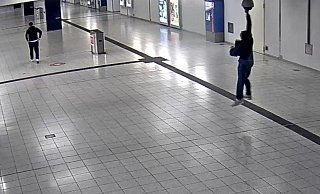 Im Mai schlagen nicht nur die Bäume aus, sondern manchmal auch Menschen - wie dieser Strecksprung an eine Kamera im Bielefelder Bahnhofstunnel belegt. - Bundespolizei Münster Im Mai schlagen nicht nur die Bäume aus, sondern manchmal auch Menschen - wie dieser Strecksprung an eine Kamera im Bielefelder Bahnhofstunnel belegt. - Bundespolizei Münster