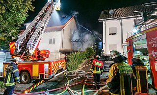 Rund 60 Einsatzkräfte der Borchener Feuerwehr löschten in der Nacht zu Donnerstag einen Carportbrand an der Straße „Zur Dicken Linde". - Ralph Meyer Rund 60 Einsatzkräfte der Borchener Feuerwehr löschten in der Nacht zu Donnerstag einen Carportbrand an der Straße „Zur Dicken Linde". - Ralph Meyer