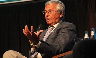 Auf der Bühne fühlt sich Wolfgang Bosbach, langjähriger Bundestagsabgeordneter der CDU, richtig wohl. - Florian Weyand Auf der Bühne fühlt sich Wolfgang Bosbach, langjähriger Bundestagsabgeordneter der CDU, richtig wohl. - Florian Weyand