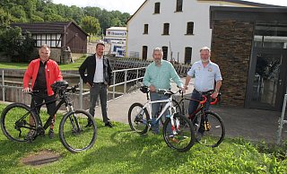Natur- und Landschaftsführer Hermann Ludwig (v. l.), Michael Kohlschein, Geschäftsführer der Warburger Brauerei, Jan-Henrik Baum von der Bürgerbrauzunft in Nieheim und Günter Haas, Geschäftsführer der Schlossbrauerei Rheder. - Dieter Scholz Natur- und Landschaftsführer Hermann Ludwig (v. l.), Michael Kohlschein, Geschäftsführer der Warburger Brauerei, Jan-Henrik Baum von der Bürgerbrauzunft in Nieheim und Günter Haas, Geschäftsführer der Schlossbrauerei Rheder. - Dieter Scholz