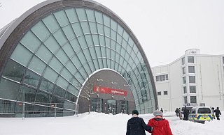 Wie schon beim verschneiten Start des Impfzentrums muss die Polizei auch weiterhin regelmäßig vor der Ausstellungshalle am Stadthallenpark patrouillieren. - NW / Peter Unger Wie schon beim verschneiten Start des Impfzentrums muss die Polizei auch weiterhin regelmäßig vor der Ausstellungshalle am Stadthallenpark patrouillieren. - NW / Peter Unger