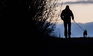 Spaziergänge im Dunkeln sind im Winter manchmal notwendig. Man sollte sich aber mit passender Kleidung sichtbar machen. - picture alliance/dpa Spaziergänge im Dunkeln sind im Winter manchmal notwendig. Man sollte sich aber mit passender Kleidung sichtbar machen. - picture alliance/dpa