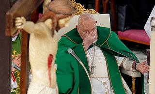 Musste in eine Klinik: der Papst. (Archivbild) - Alessandra Tarantino/AP/dpa Musste in eine Klinik: der Papst. (Archivbild) - Alessandra Tarantino/AP/dpa