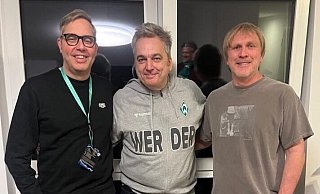 11-Freunde-Chefredakteur Philipp Köster (v. l.), Kult-Moderator Arnd Zeigler und Kult-Fußballer Ansgar Brinkmann "glühten" in Alm-Nähe vor. - Privat 11-Freunde-Chefredakteur Philipp Köster (v. l.), Kult-Moderator Arnd Zeigler und Kult-Fußballer Ansgar Brinkmann "glühten" in Alm-Nähe vor. - Privat