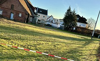 Auf diesem Grundstück an der Bielefelder Straße sollen bald eine Kita und Wohnungen entstehen. Vor dem roten Backsteinhaus stand der Baum, der als erhaltenswert eingestuft war. - Jens Reddeker Auf diesem Grundstück an der Bielefelder Straße sollen bald eine Kita und Wohnungen entstehen. Vor dem roten Backsteinhaus stand der Baum, der als erhaltenswert eingestuft war. - Jens Reddeker