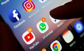 Über Messenger-Dienste und auf Internetseiten suchte der 40-Jährige, der sich am Paderborner Landgericht verantworten muss, Kontakt zu seinen potenziellen Opfern. - Yui Mok/PA Wire/dpa Über Messenger-Dienste und auf Internetseiten suchte der 40-Jährige, der sich am Paderborner Landgericht verantworten muss, Kontakt zu seinen potenziellen Opfern. - Yui Mok/PA Wire/dpa