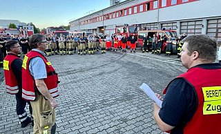 Die Feuerwehrbereitschaft Paderborn bei einer Einsatzbesprechung am Mittwochabend vor der Kreisfeuerwehrzentrale. 80 Personen und 20 Fahrzeuge machen sich von dort auf den Weg nach Altena. - Ralph Meyer Die Feuerwehrbereitschaft Paderborn bei einer Einsatzbesprechung am Mittwochabend vor der Kreisfeuerwehrzentrale. 80 Personen und 20 Fahrzeuge machen sich von dort auf den Weg nach Altena. - Ralph Meyer
