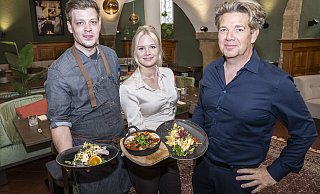 Tristan Schröder (v. l.), Dominika Golinski und Andreas Oehme präsentieren verschiedene Varianten des Egg Benedict. - Jörg Dieckmann Tristan Schröder (v. l.), Dominika Golinski und Andreas Oehme präsentieren verschiedene Varianten des Egg Benedict. - Jörg Dieckmann