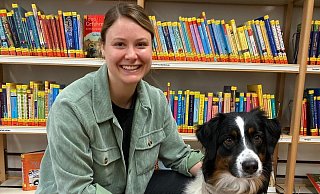 Aufmerksam blickt die Australian-Shepherd-Hündin Neela in die Kamera: Sie ist die neue Schulhündin an der Grundschule am Auewald und soll die Kinder beim Lernen unterstützen. - Jeannine George/Grundschule am Auewald Aufmerksam blickt die Australian-Shepherd-Hündin Neela in die Kamera: Sie ist die neue Schulhündin an der Grundschule am Auewald und soll die Kinder beim Lernen unterstützen. - Jeannine George/Grundschule am Auewald