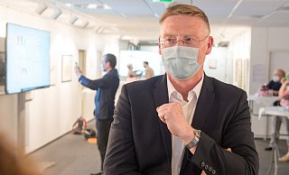 Andreas Hüffmann (SPD-Bürgermeisterkandidat) will in den kommenden zwei Wochen für die Hiddenhauser Wähler noch einmal ganz deutlich machen, wofür er als Person und wofür auch seine Partei steht. - Ralf Bittner Andreas Hüffmann (SPD-Bürgermeisterkandidat) will in den kommenden zwei Wochen für die Hiddenhauser Wähler noch einmal ganz deutlich machen, wofür er als Person und wofür auch seine Partei steht. - Ralf Bittner