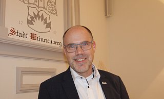 Christian Carl (CDU) wurde 2020 Bürgermeister der Stadt Bad Wünnenberg. Am 31. Oktober übergibt der 49-jährige Leiberger sein Amt offiziell an seine Nachfolgerin Ursula Berhorst-Schäfers. - Uwe Müller Christian Carl (CDU) wurde 2020 Bürgermeister der Stadt Bad Wünnenberg. Am 31. Oktober übergibt der 49-jährige Leiberger sein Amt offiziell an seine Nachfolgerin Ursula Berhorst-Schäfers. - Uwe Müller