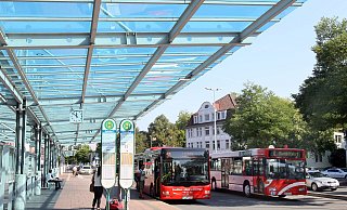 Bushaltestelle am Herforder Bahnhof: In der Stadt sind bislang erst 25 von 304 Haltestellen komplett barrierefrei ausgebaut. - Frank-Michael Kiel-Steinkamp Bushaltestelle am Herforder Bahnhof: In der Stadt sind bislang erst 25 von 304 Haltestellen komplett barrierefrei ausgebaut. - Frank-Michael Kiel-Steinkamp