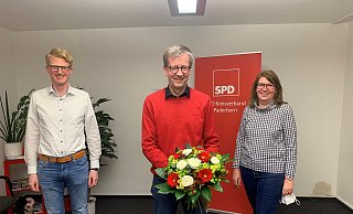 Burkhard Blienert (Mitte) ist als Bundestagskandidat gewählt worden. Michael Sprink und Claudia Steenkolk haben die Versammlung geleitet. - SPD Burkhard Blienert (Mitte) ist als Bundestagskandidat gewählt worden. Michael Sprink und Claudia Steenkolk haben die Versammlung geleitet. - SPD