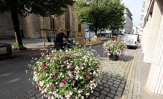 Zwei große Blumenkübel stehen vor der Arkade, die Kicker-Tische sind auf der anderen Seite - vorerst. Dahinter ist eine der Holzsitzmöglichkeiten. - Wolfgang Rudolf Zwei große Blumenkübel stehen vor der Arkade, die Kicker-Tische sind auf der anderen Seite - vorerst. Dahinter ist eine der Holzsitzmöglichkeiten. - Wolfgang Rudolf