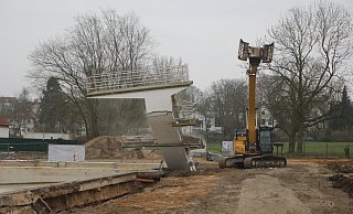 Ein Hydraulikbagger, umgangssprachlich auch Specht genannt, hat den Sprungturm in wenigen Minuten zu Boden gebracht. - Florian Weyand Ein Hydraulikbagger, umgangssprachlich auch Specht genannt, hat den Sprungturm in wenigen Minuten zu Boden gebracht. - Florian Weyand