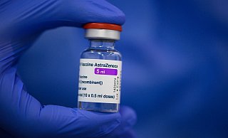 Ein Fläschchen mit dem Astrazeneca-Wirkstoff gegen Corona. - Foto: Robert Michael/dpa-Zentralbild/dpa Ein Fläschchen mit dem Astrazeneca-Wirkstoff gegen Corona. - Foto: Robert Michael/dpa-Zentralbild/dpa