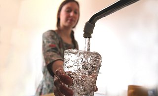 Das nahrungsmittel Wasser wird auch in den trockenstend Sommern aus dem Wasserhahn fließen. Da sind sich die Wasserversorger sicher. - Andreas Sundermeier Das nahrungsmittel Wasser wird auch in den trockenstend Sommern aus dem Wasserhahn fließen. Da sind sich die Wasserversorger sicher. - Andreas Sundermeier