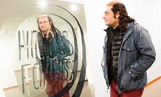 Navid Nuur vor seiner Spiegelarbeit „Hocus Focus“. In der Marta-Schau verbindet spielerisch Konzept und Leichtigkeit. - Ralf Bittner Navid Nuur vor seiner Spiegelarbeit „Hocus Focus“. In der Marta-Schau verbindet spielerisch Konzept und Leichtigkeit. - Ralf Bittner