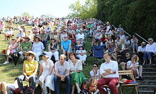 Mehrere hundert Gäste verfolgen am Samstag die Lesungen auf der Naturbühne. - Elke Niedringhaus-Haasper Mehrere hundert Gäste verfolgen am Samstag die Lesungen auf der Naturbühne. - Elke Niedringhaus-Haasper