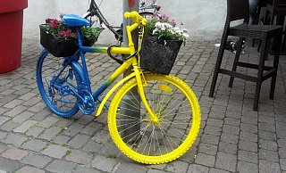 Fahrräder in verschiedenen Farben machen die Höxteraner Innenstadt bunter. - Michaela Bast Fahrräder in verschiedenen Farben machen die Höxteraner Innenstadt bunter. - Michaela Bast