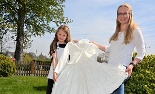 Die neunjährige Emma und ihre Mutter Yvonne Pape zeigen das festliche Kleid, das die Grundschülerin am Weißen Sonntag tragen wollte. - Karin Prignitz Die neunjährige Emma und ihre Mutter Yvonne Pape zeigen das festliche Kleid, das die Grundschülerin am Weißen Sonntag tragen wollte. - Karin Prignitz