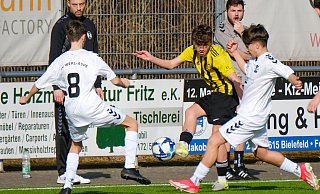 Wellensieks C-Jugendspieler Art Bardoshi (Mitte) passt den Ball durch zwei gegnerische Spieler vom SV Werl-Aspe. - Andreas Zobe Wellensieks C-Jugendspieler Art Bardoshi (Mitte) passt den Ball durch zwei gegnerische Spieler vom SV Werl-Aspe. - Andreas Zobe