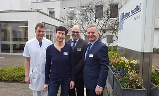 Jens Völker (Ärztlicher Direktor, v. l.), Gunde Geisler (Kaufmännische Leitung), Siegmund Neu (Pflegedienstleiter) und Georg Rüter (Geschäftsführer) blicken auf eine positive Jahresbilanz 2019. - Peter Steinert Jens Völker (Ärztlicher Direktor, v. l.), Gunde Geisler (Kaufmännische Leitung), Siegmund Neu (Pflegedienstleiter) und Georg Rüter (Geschäftsführer) blicken auf eine positive Jahresbilanz 2019. - Peter Steinert