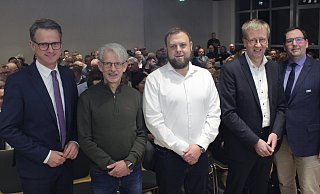 Die Direktkandidaten aus dem Wahlkreis Paderborn bei der Wahlarena der Paderborner Wirtschaftsverbände: Carsten Linnemann (CDU, v.l.), Peter Altenbernd (Grüne), Alexander Senn (FDP), Burkhard Blienert (SPD) und Alexander Lex (AfD). - Pauline Maus Die Direktkandidaten aus dem Wahlkreis Paderborn bei der Wahlarena der Paderborner Wirtschaftsverbände: Carsten Linnemann (CDU, v.l.), Peter Altenbernd (Grüne), Alexander Senn (FDP), Burkhard Blienert (SPD) und Alexander Lex (AfD). - Pauline Maus