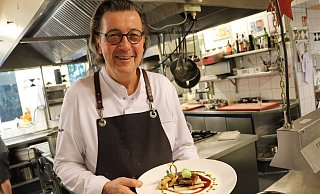 Der Paderborner Sternekoch Elmar Simon mit den geschmorten Kalbsbäckchen mit Schwarzwurzeln und Süßkartoffelpüree. - Holger Kosbab Der Paderborner Sternekoch Elmar Simon mit den geschmorten Kalbsbäckchen mit Schwarzwurzeln und Süßkartoffelpüree. - Holger Kosbab