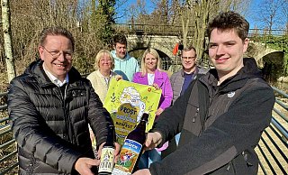 Salzkottens Bürgermeister Ulrich Berger (l.) und Mit-Veranstalter Lucas Risse präsentieren zwei der Biere, die es Ende Mai im Franz-Kleine-Park zu probieren gibt. Das Bierfest findet unterhalb der neuen Brücke des Franz-Kleine-Parks statt, die den grünen Platz nun barrierefrei mit der Verner Straße verknüpft. - Jens Reddeker Salzkottens Bürgermeister Ulrich Berger (l.) und Mit-Veranstalter Lucas Risse präsentieren zwei der Biere, die es Ende Mai im Franz-Kleine-Park zu probieren gibt. Das Bierfest findet unterhalb der neuen Brücke des Franz-Kleine-Parks statt, die den grünen Platz nun barrierefrei mit der Verner Straße verknüpft. - Jens Reddeker
