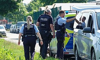 Das Gebiet um die beiden Bielefelder Gefängnisse wurde am Dienstagmorgen von zahlreichen Polizeibeamten durchsucht. Der Grund: Ein Mann ist aus der JVA geflohen. - Paul Brinkmann Das Gebiet um die beiden Bielefelder Gefängnisse wurde am Dienstagmorgen von zahlreichen Polizeibeamten durchsucht. Der Grund: Ein Mann ist aus der JVA geflohen. - Paul Brinkmann