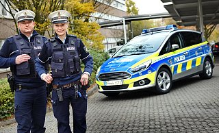 Voller Vorfreude erwarten Kisten Bargholz und Marc Findorff den Einsatz des ersten Bielefelder Streifenwagens der Marke Ford. - Barbara Franke Voller Vorfreude erwarten Kisten Bargholz und Marc Findorff den Einsatz des ersten Bielefelder Streifenwagens der Marke Ford. - Barbara Franke