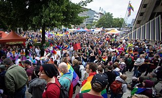 Wow, ist das voll: Wir berichten live vom Christopher-Street-Day 2019 in Bielefeld. - Mike-Dennis Müller Wow, ist das voll: Wir berichten live vom Christopher-Street-Day 2019 in Bielefeld. - Mike-Dennis Müller