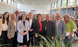Rednerinnen und Redner beim Tag des Landvolkes Rieke Schröder (v. l.), Theresa Rieke, Stephan Kreye, Barbara Leufgen, Hagen Salmen, Steffi Neu, Udo Markus Bentz, Hubertus Beringmeier und Cornelia Langreck. - Verena Freiberg Rednerinnen und Redner beim Tag des Landvolkes Rieke Schröder (v. l.), Theresa Rieke, Stephan Kreye, Barbara Leufgen, Hagen Salmen, Steffi Neu, Udo Markus Bentz, Hubertus Beringmeier und Cornelia Langreck. - Verena Freiberg