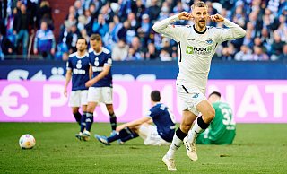 SCP-Joker Sebastian Klaas bejubelt seinen 3:2-Treffer, während die Schalker enttäuscht am Boden liegen. - dpa SCP-Joker Sebastian Klaas bejubelt seinen 3:2-Treffer, während die Schalker enttäuscht am Boden liegen. - dpa