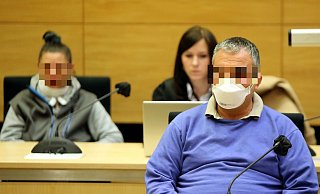 Die Angeklagte (links) und ihr ebenfalls angeklagter Ehemann vor Gericht. - Wolfgang Rudolf Die Angeklagte (links) und ihr ebenfalls angeklagter Ehemann vor Gericht. - Wolfgang Rudolf