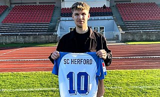 Bekommt das Trikot mit der Nummer zehn: Markus Esko bei seiner Vorstellung im Ludwig-Jahn-Stadion. - SC Herford Bekommt das Trikot mit der Nummer zehn: Markus Esko bei seiner Vorstellung im Ludwig-Jahn-Stadion. - SC Herford