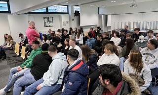 Die Abiturientinnen und Abiturienten folgten gespannt den Ausführungen des Forschers. - Frank-Michael Kiel-Steinkamp Die Abiturientinnen und Abiturienten folgten gespannt den Ausführungen des Forschers. - Frank-Michael Kiel-Steinkamp